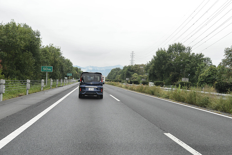 ACCをセットしてしまえば、アクセルから足を離しても前走車と適切な車間を取りながら追従走行してくれる。これには「運転がこわいどころかすごくリラックスできます」と山口さん大喜び