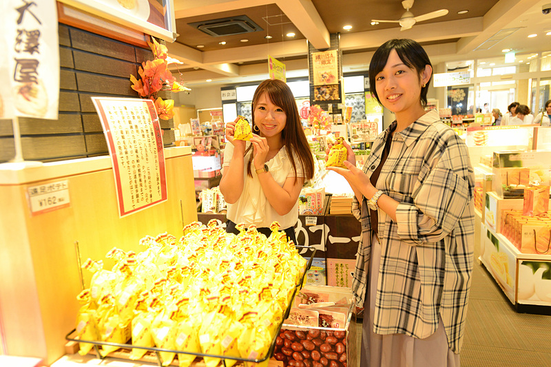 次はショッピングコーナーにある地元の定番お菓子「遠足（とおあし）ポテト」を購入。江戸時代に当時の藩主が藩士の鍛錬のために碓氷峠で行なった徒歩競争が、日本のマラソン発祥といわれている