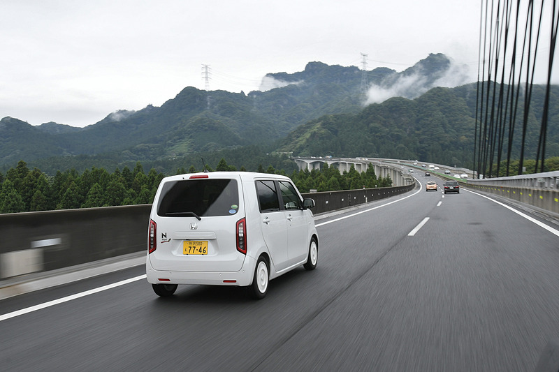 上信越道を走る。レインボー埼玉での教習に加えて、N-WGNの運転支援機能を使うとラクに安全にドライブを進めることができる