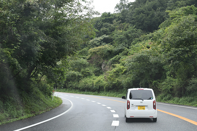 碓井軽井沢ICを降りて、鬼押ハイウェー、万座ハイウェーと走る。景色はきれいで空いているので走りやすいが、カーブが連続するので「1年分ハンドルを切った感じです」と山口さん