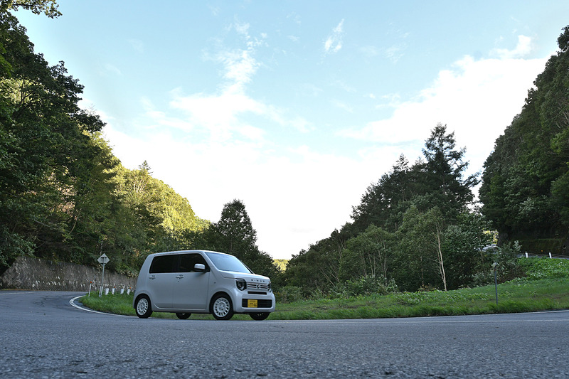 綺麗な景色のなかを走るのは気持ちよい。ロケ日は9月で東京はまだ暑さが残っていたが、こちらはすっかり秋の空気。ドライブは季節を先取りできるものでもあるのだ