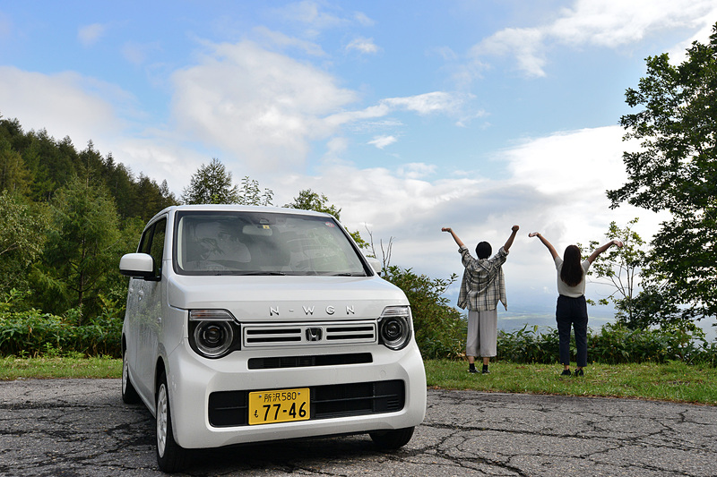 綺麗な景色のなかを走るのは気持ちよい。ロケ日は9月で東京はまだ暑さが残っていたが、こちらはすっかり秋の空気。ドライブは季節を先取りできるものでもあるのだ