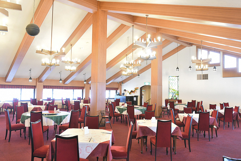 万座プリンスホテルのレストラン「錦」で昼食。場所柄、山小屋のようなインテリアになっている