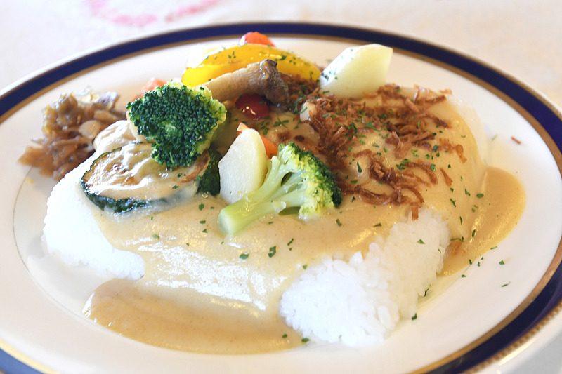 ホテルオリジナルの「群馬県産やまと豚の湯畑カレー」