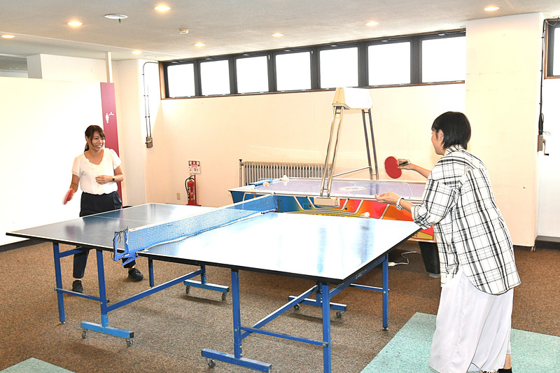 場所に不似合いなガチ勢襲来。まわりのお客さんものぞき込むほど、リズミカルなラリーの音が響いた。山口さんのレアな表情もいただきました！