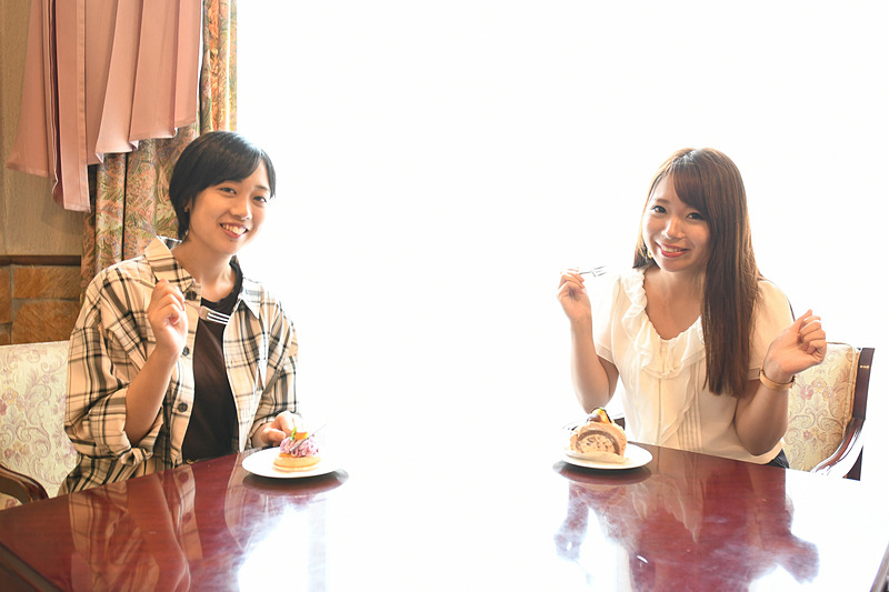 温泉を堪能したあとは万座エリアの観光だけど、その前にラウンジにあった「秋のスイーツフェア」というトラップに掛かる2人