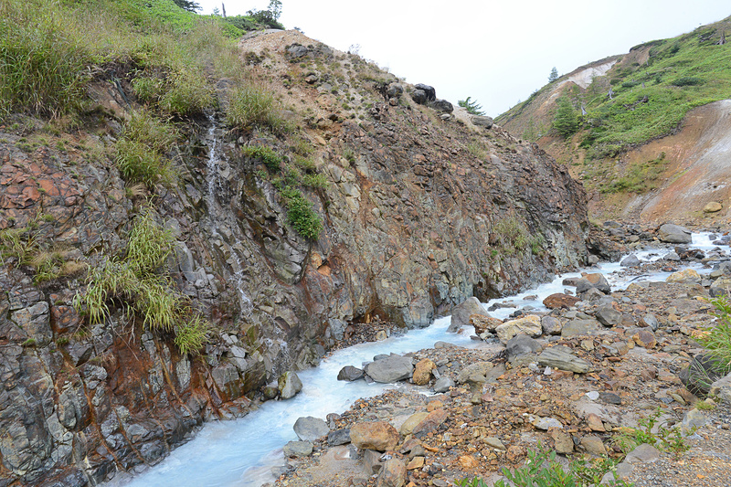 ここが空吹。硫黄のにおいが強まり、流れ出ている「温泉の川」は川底が硫黄で白くなっている