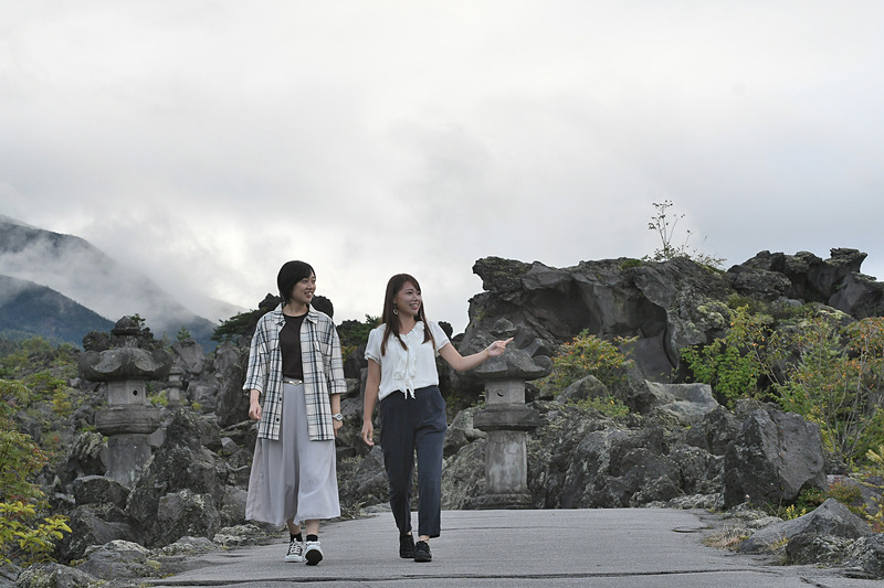 園内を散策。溶岩の芸術と呼ばれる風景