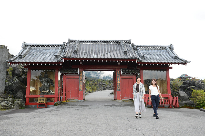 鬼押出し園の風景。後ろにあるのが「惣門」