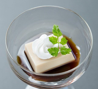 昼食・夕食時間帯にファーストクラスで提供する茶菓