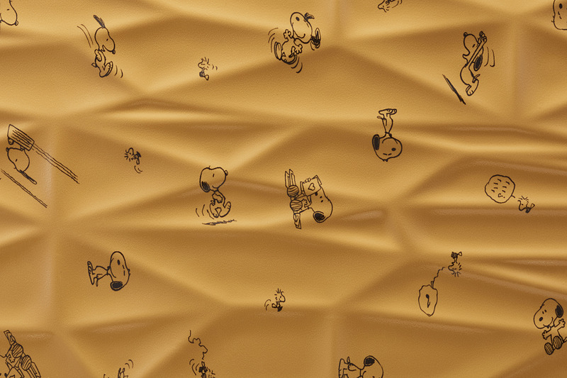 スヌーピーとウッドストックがスーツケース全体にあしらわれたデザイン