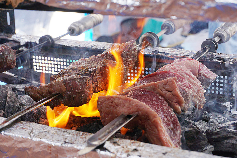屋外には飲食エリアも