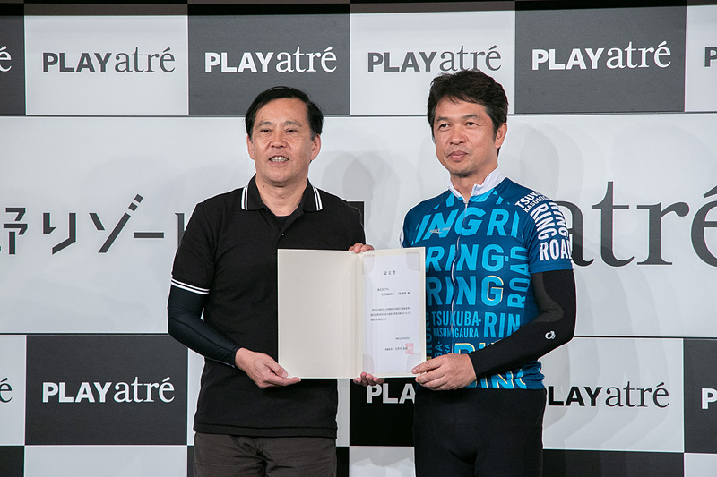 宿泊施設立地促進事業「第1号」として認定し、大井川知事から一ノ瀬社長に認定書が手渡された