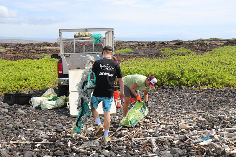 プラスチックゴミや流木など大小さまざまのゴミを拾っていく