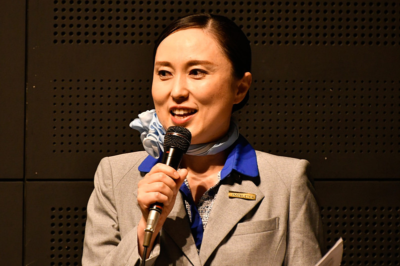 勤続22年と自己紹介のあったグランドスタッフ田島真弓氏。第1ターミナル（2016年に閉鎖、取り壊し）の記憶とともにスーパードルフィンとの思い出やエピソードを語った