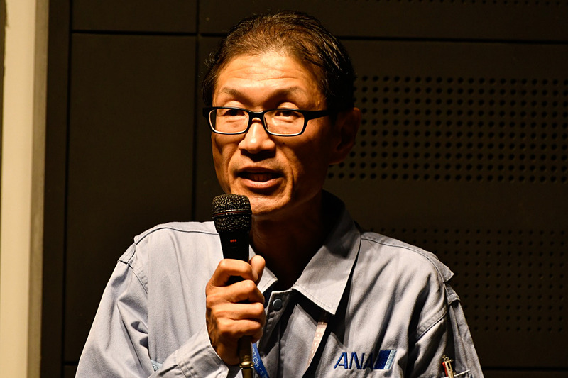 整備士の上田厚氏は、導入当時から数々の転勤を経て福岡に戻り、その737-500型機への愛着を語った