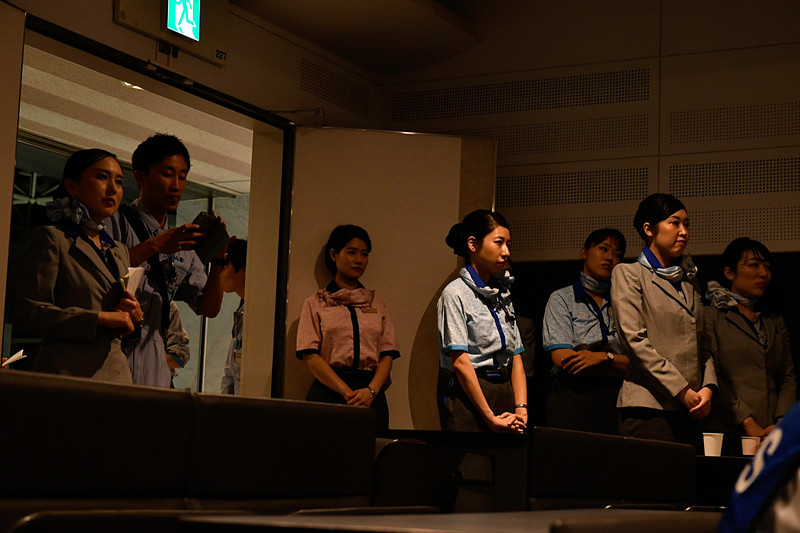 会場の後ろでは120名ものANAスタッフが見守っていた。参加者にはプレミアムクラスの食事やドリンクサービスが振る舞われていた