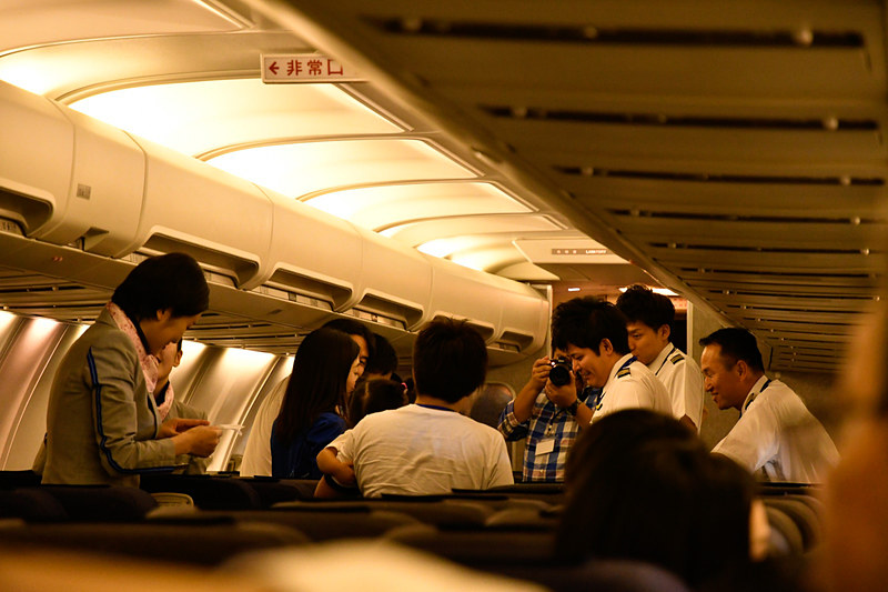 40番スポットへ到着後、機内では記念撮影タイム