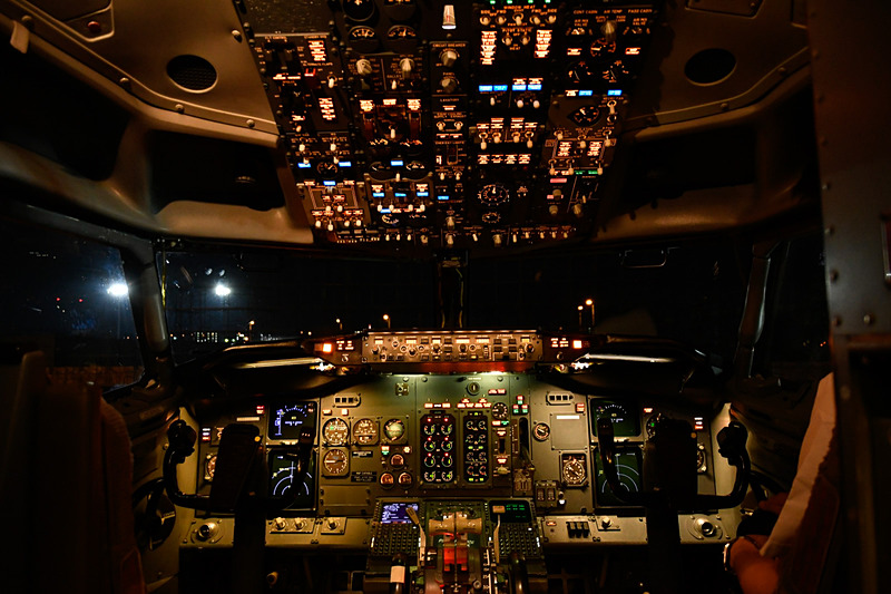 コクピットの見学タイムも用意されており、子供たちはシートに座って記念撮影