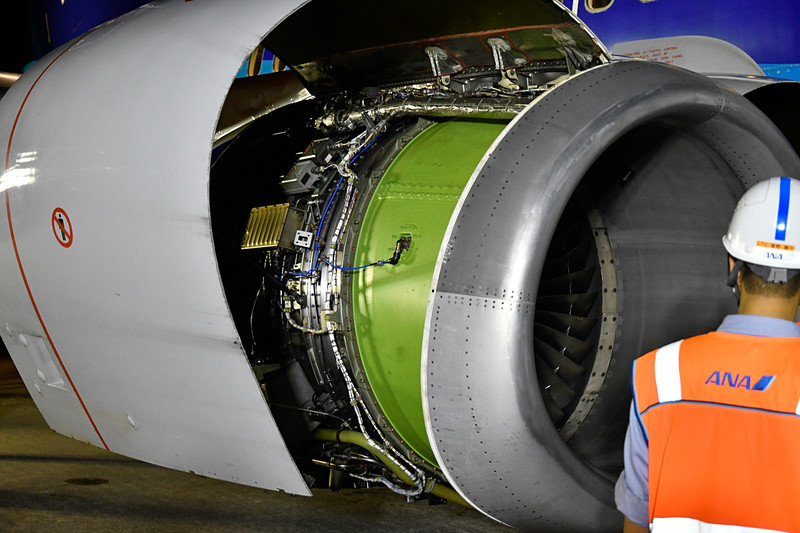 エンジンも間近で見学することができた