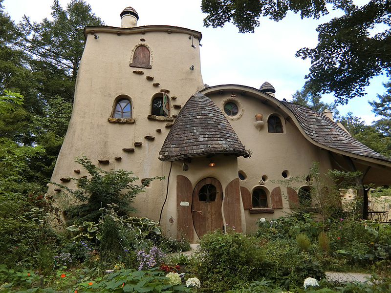 森のアルム、外観。おとぎ話にでてきそうなかわいいカフェ