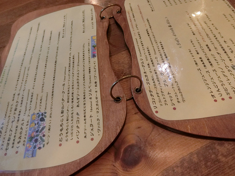 メニューもすべて木でできていて、店内に置いてあるものがかわいい