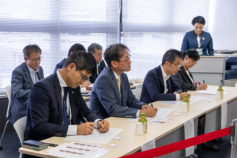 7名の審査員が審査基準に基づいて、スピーチや立ち振る舞い、対応の仕方などをチェック