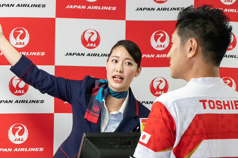 チェックイン業務を行ないながら、乗客の質問に対しても的確に答える