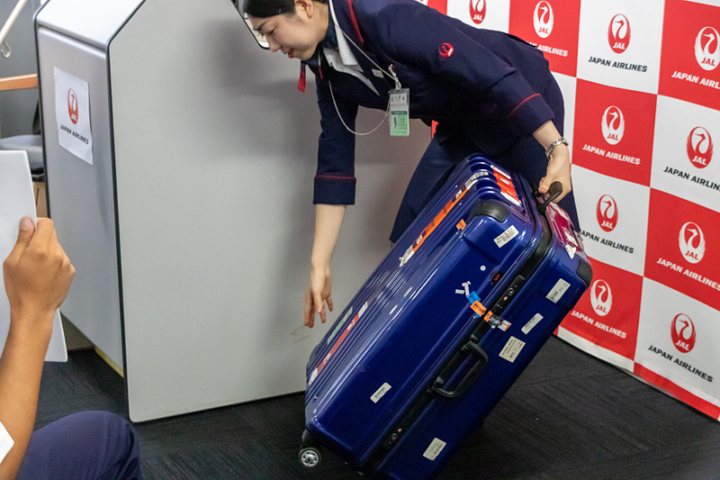 手荷物を預かる際に破損がないかもチェックする