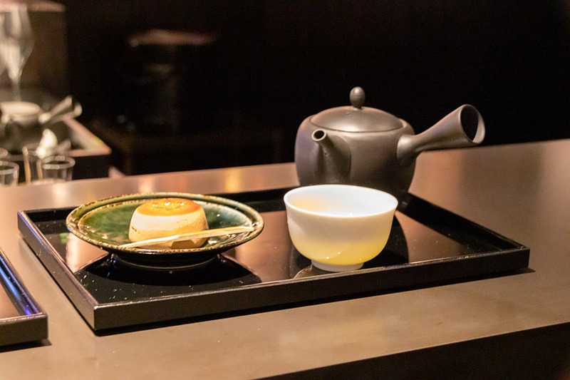 お酒以外に和菓子と日本茶も提供されている
