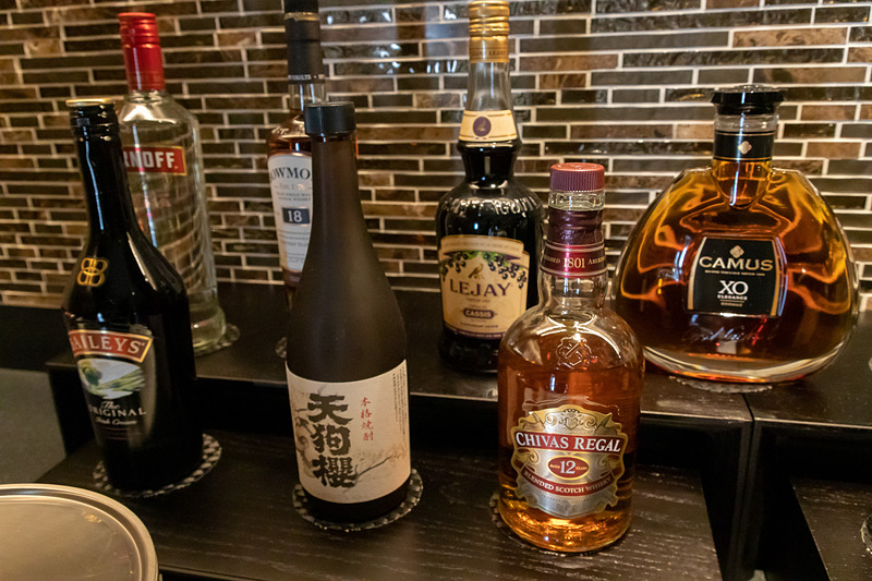 セルフコーナーにはソフトドリンクサーバーやコーヒーメーカー、ジュースなど、ノンアルコールドリンクも数多く取り揃えてある。もちろん、ワインや日本酒、ウイスキーなどの洋酒、ビールサーバーも設置されているので多くのニーズに応えることができる