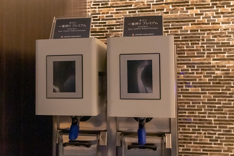 セルフコーナーにはソフトドリンクサーバーやコーヒーメーカー、ジュースなど、ノンアルコールドリンクも数多く取り揃えてある。もちろん、ワインや日本酒、ウイスキーなどの洋酒、ビールサーバーも設置されているので多くのニーズに応えることができる