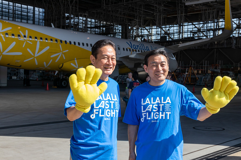特製Tシャツを着用したバニラ・エア株式会社 代表取締役社長の井上慎一氏（左）と取締役 副社長の森健明氏（右）が参加者をお出迎え