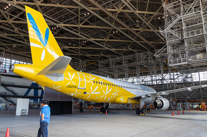 会場である格納庫に駐機されたエアバス A320型機（登録記号：JA12VA）