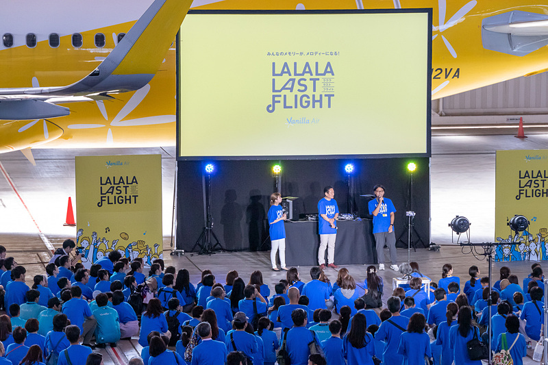 特製Tシャツを着た300人以上の関係者が集まり、会場は青一色となった