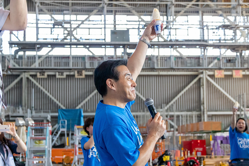 森氏の掛け声でバニラアイスで乾杯