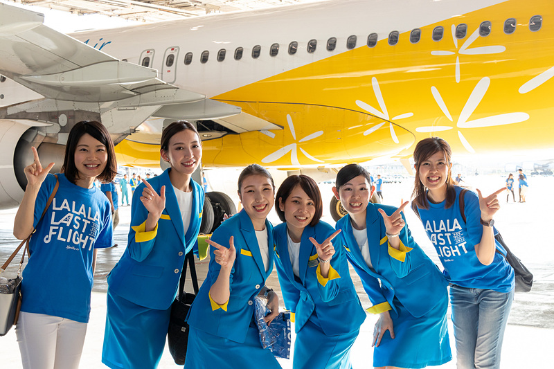 記念撮影するスタッフ