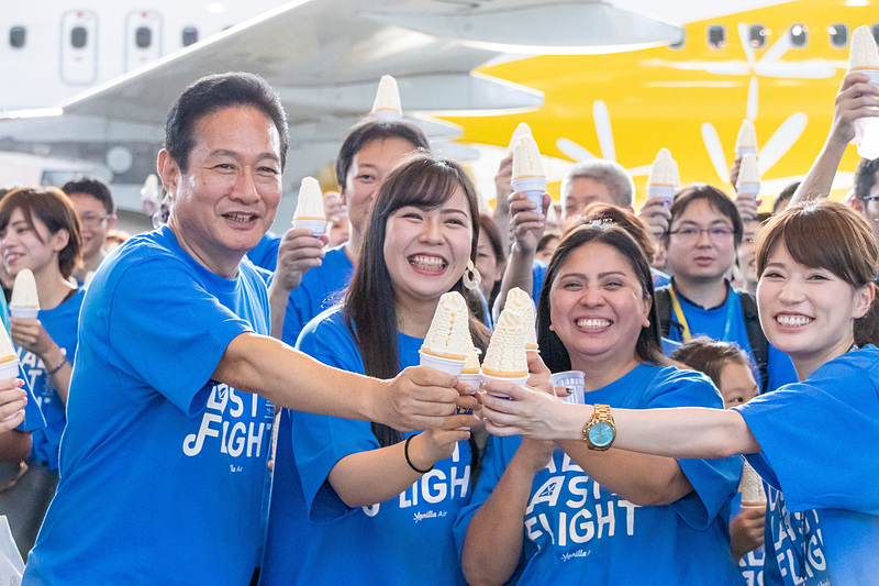 バニラエアはミュージックビデオ「LALALA LAST FLIGHT」のお披露目を成田空港の格納庫で実施した