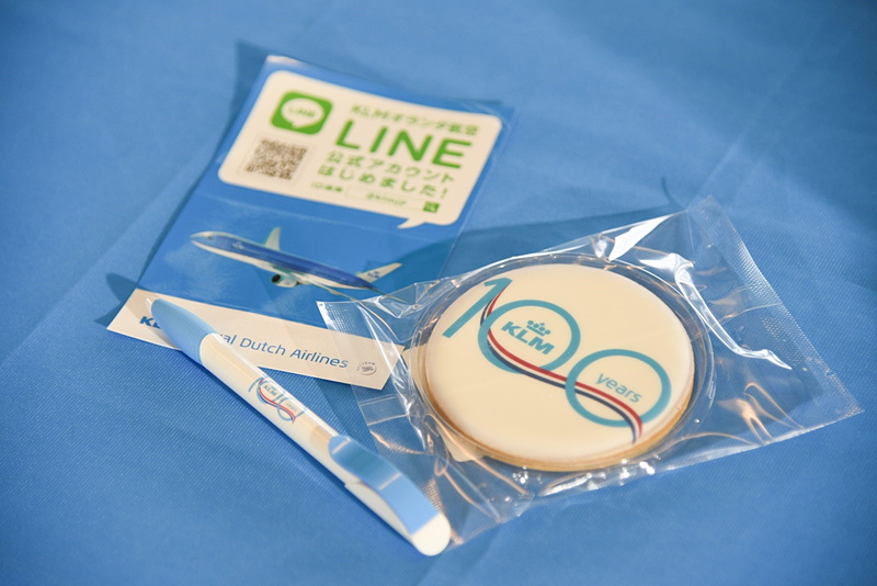 KL862便搭乗口で贈られた100周年のクッキーとペン