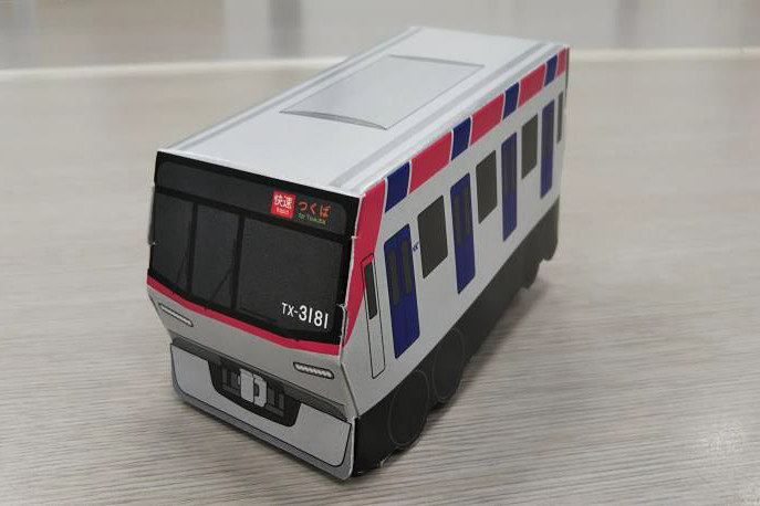 守谷駅から総合基地 まで歩いて来場するとTX-3000系をデザインした輪ゴムで動くペーパークラフトがプレゼントされる（先着1万名）