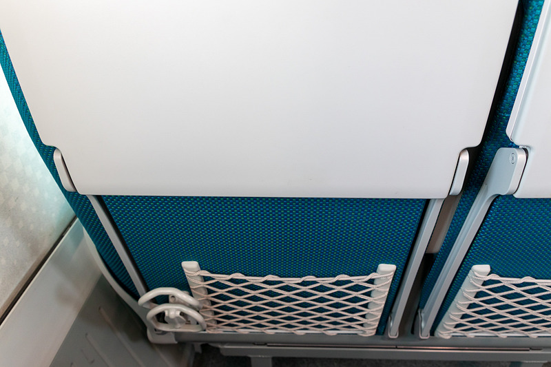 車内は新幹線を少しコンパクトにしたような印象。座席にはドリンクホルダーやテーブルなども備えている