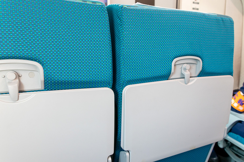 車内は新幹線を少しコンパクトにしたような印象。座席にはドリンクホルダーやテーブルなども備えている