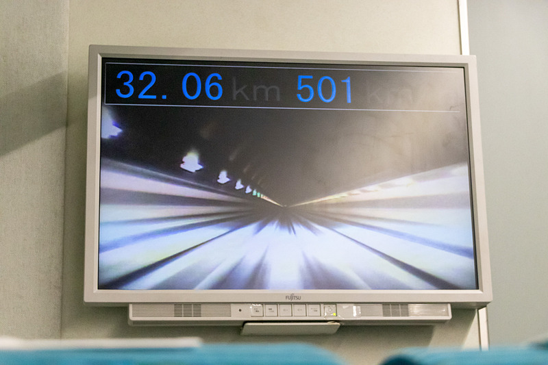 500km/hに達した際の前方景色。トンネル内のライトが白線のように流れていく。小刻みな揺れはそれなりにある
