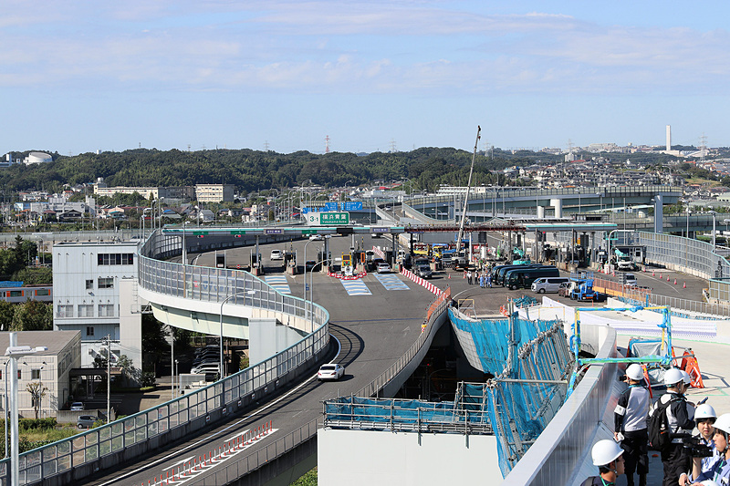 横浜青葉本線料金所から一般道に抜けるレーンから、横浜青葉料金所方向を見たところ。