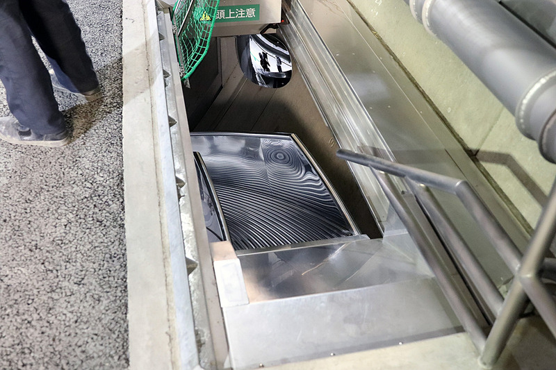 避難通路へ降りるための滑り台の入口。滑り台の幅はかなり狭い