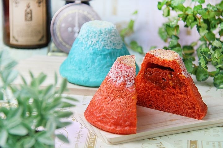 赤い富士山カレーパン（手前）と青い富士山カレーパン（奥）