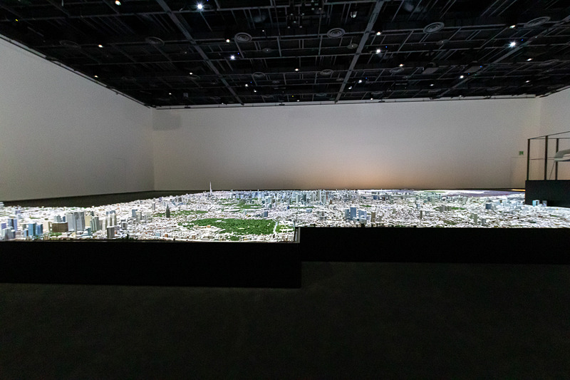東京を1/1000スケールで表わした特大都市模型と壁4面を使ったスクリーンなどで構成される