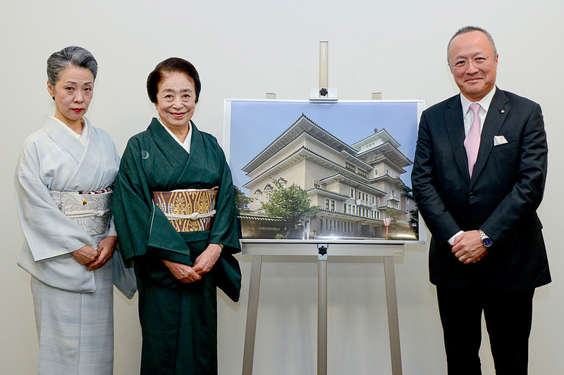 右から株式会社帝国ホテル 取締役社長 定保英弥氏、学校法人八坂女紅場学園   理事長（祇園甲部歌舞会 取締、祇園「富美代」女将）太田紀美氏、副理事長（園甲部歌舞会 副取締、祇園「一力亭」女将）杉浦京子氏