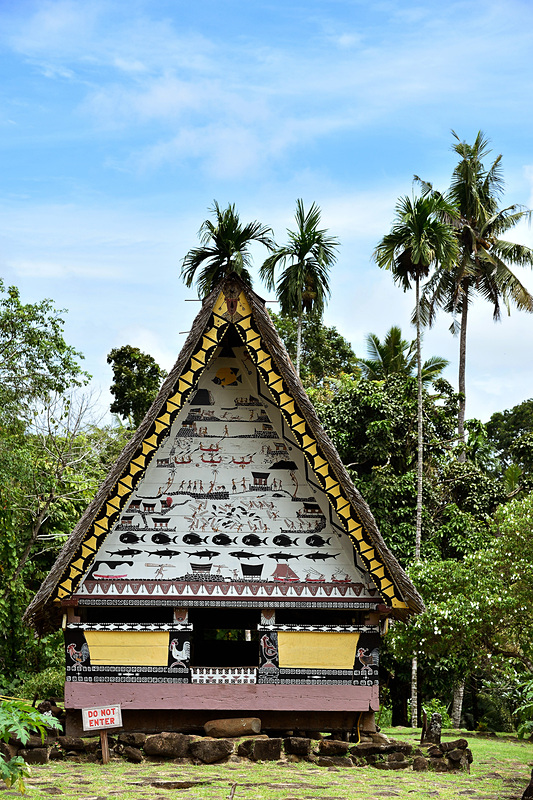 「バイ」の建築は二等辺三角形が特徴。茅葺き、高床など、南国に適した工夫が見られます
