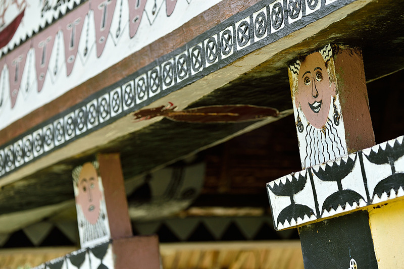 柱に書かれた顔にも大切な意味が。出入り口や座る場所も役割によって決まります